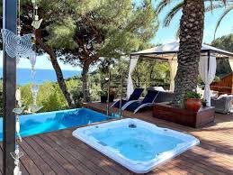 Escapada de Lujo: Jacuzzi y Playa Privada en Tossa de Mar