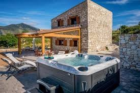 Villa de Paredes de Piedra con Jacuzzi en Castellammare del Golfo