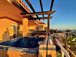 Malibu Mansion: Sueño Panorámico con Jacuzzi